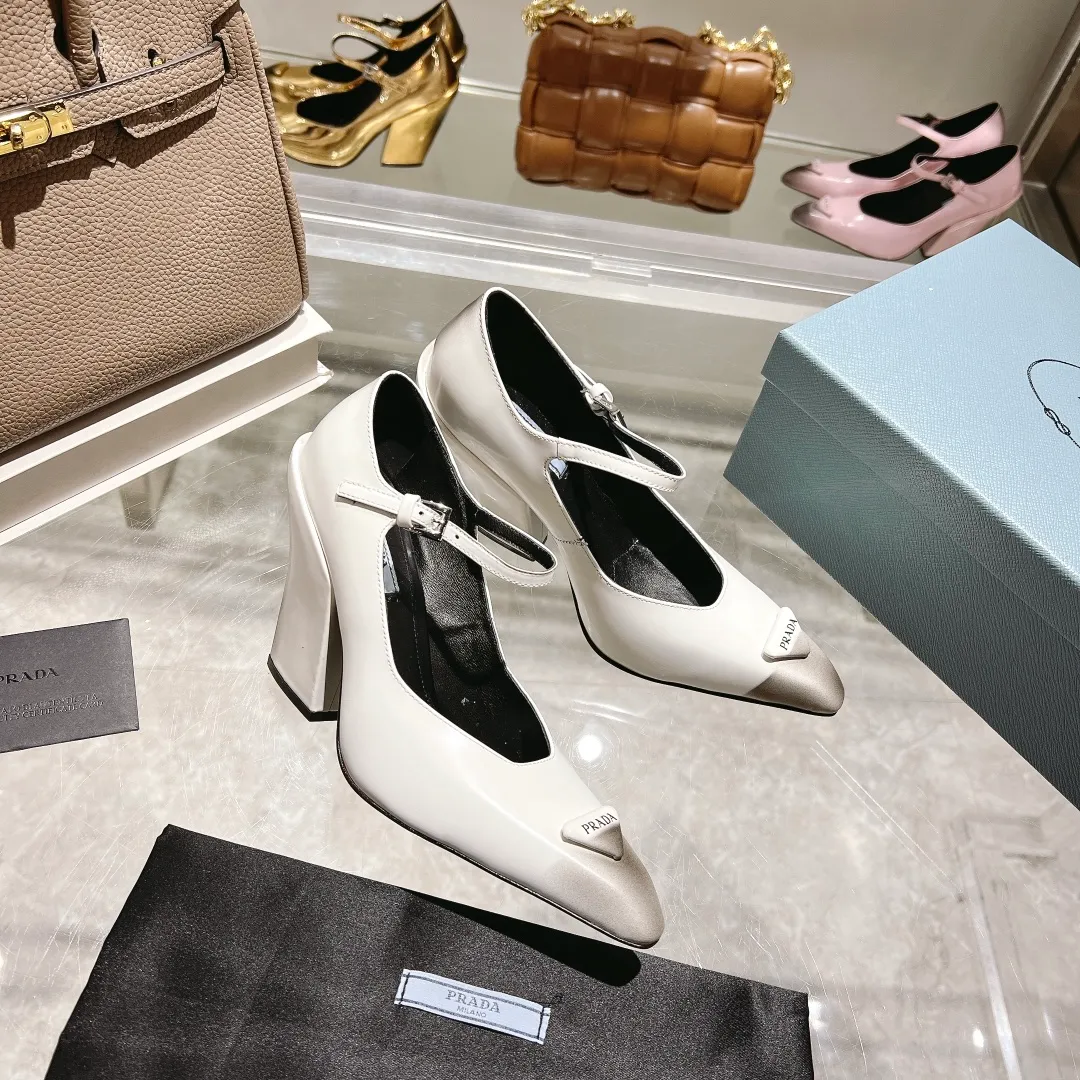 👟👟Ex-factory price 600👟👟 🏧🏧 PRADA ²⁰²²𝐬𝐬Prada’s new product, prada22/23ss “T-stage show style”, the most popular large block heels and wedge-heeled shoes in the ordering conference, (original top-grade open-edge beaded cowhide leather, 3D electronic spray painting color effect. 2 styles are grandly launched.) ——————————————————❣️ The 2022S/23S PRADA autumn and winter new styles are so good-looking. Internet celebrities from all over the world have planted popular models, awakening the imagination of skirt trains, corset ribs and corset curves, streamlined to the extreme ~ super hot series of hot products, iconic logo small leather bag with buckle.  Prada spring 2022's latest electronic inkjet technology, coupled with a small square toe, allows the autumn and winter models to evolve the same look, showing two different styles through different makeup, hair and body shapes with 8.5cm thick heels. Autumn singles and boots are equally charming, and the styles presented are also wonderful!  This season's Prada styles are simpler in design than before. They don't deliberately pursue a trendy or sporty feel. The overall look is natural, and the colors are not too bright. They are so beautiful when paired with a large pointed wedge heel. 😋The original shoes are developed and purchased from Italian counters, and are reproduced 1:1 according to the original taste. The sloped block heel and concave and convex shape are the same as the original. 💛❤️ ⚛ Mixed sheepskin lining is breathable and comfortable, genuine leather outsole ⚛Ready for sale Size: 35-39 (40 customized) ⚛Multiple colors, all official colors can be produced.